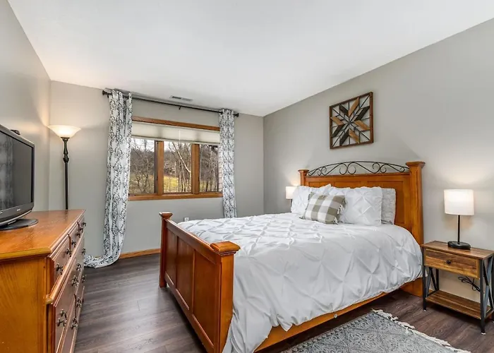 Cozy At Creekwood Getaway